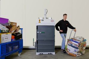 HSM V-Press 503 eco ballepress med ferdigbundet pappballe på utkjøringsvogn